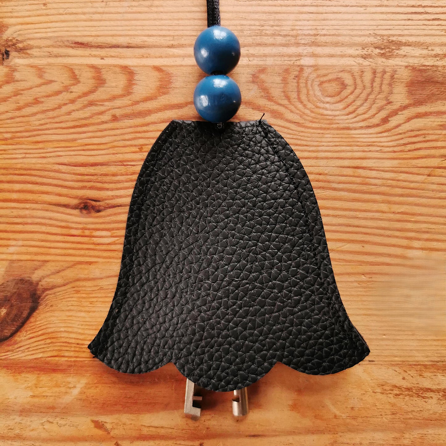 Avainhali musta+siniset helmet