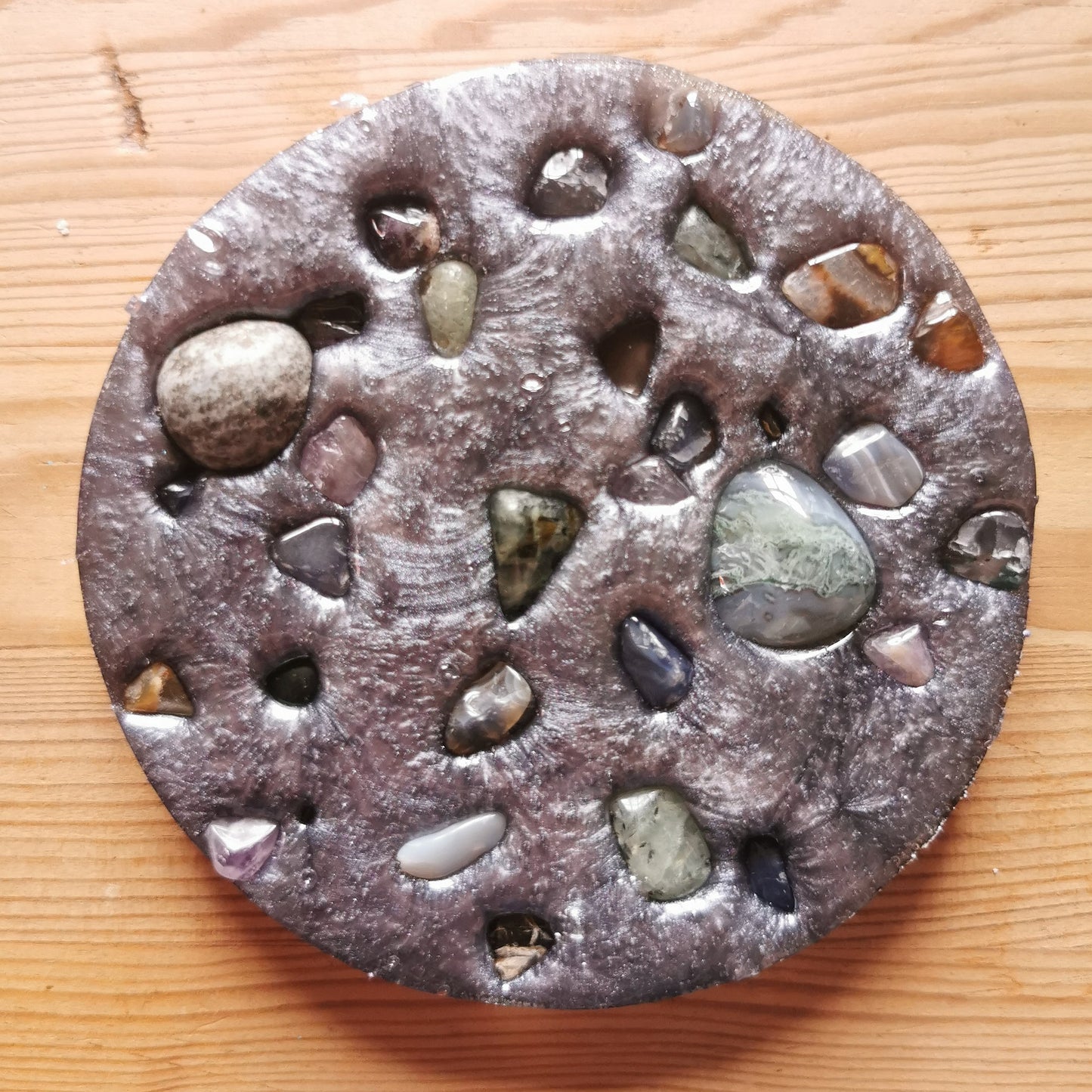 Hermohali 367 (luonnonkivitäyte, graniitinharmaa helmiäisvärjätty massa)