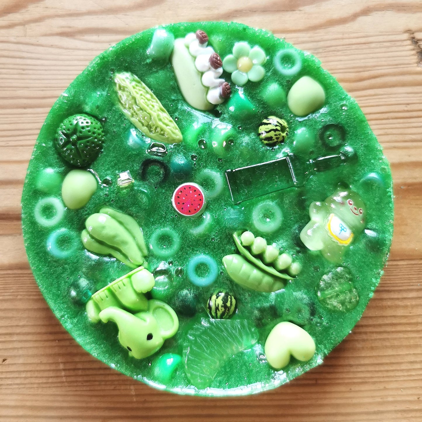 Hermohali 486 (muovi- ja akryylitäyte, vihreä helmiäisvärjätty massa)