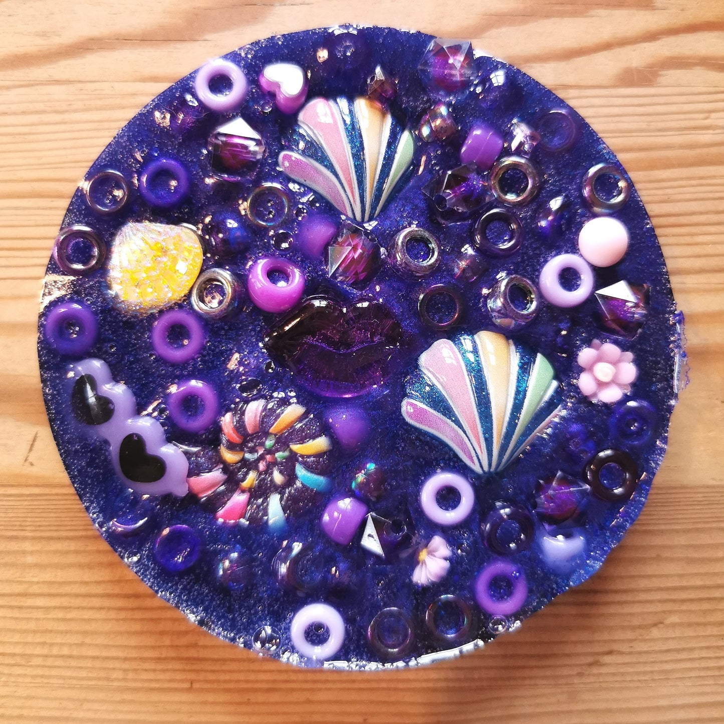 Hermohali 505 (muovi- ja akryylitäyte, violetti helmiäisvärjätty massa)