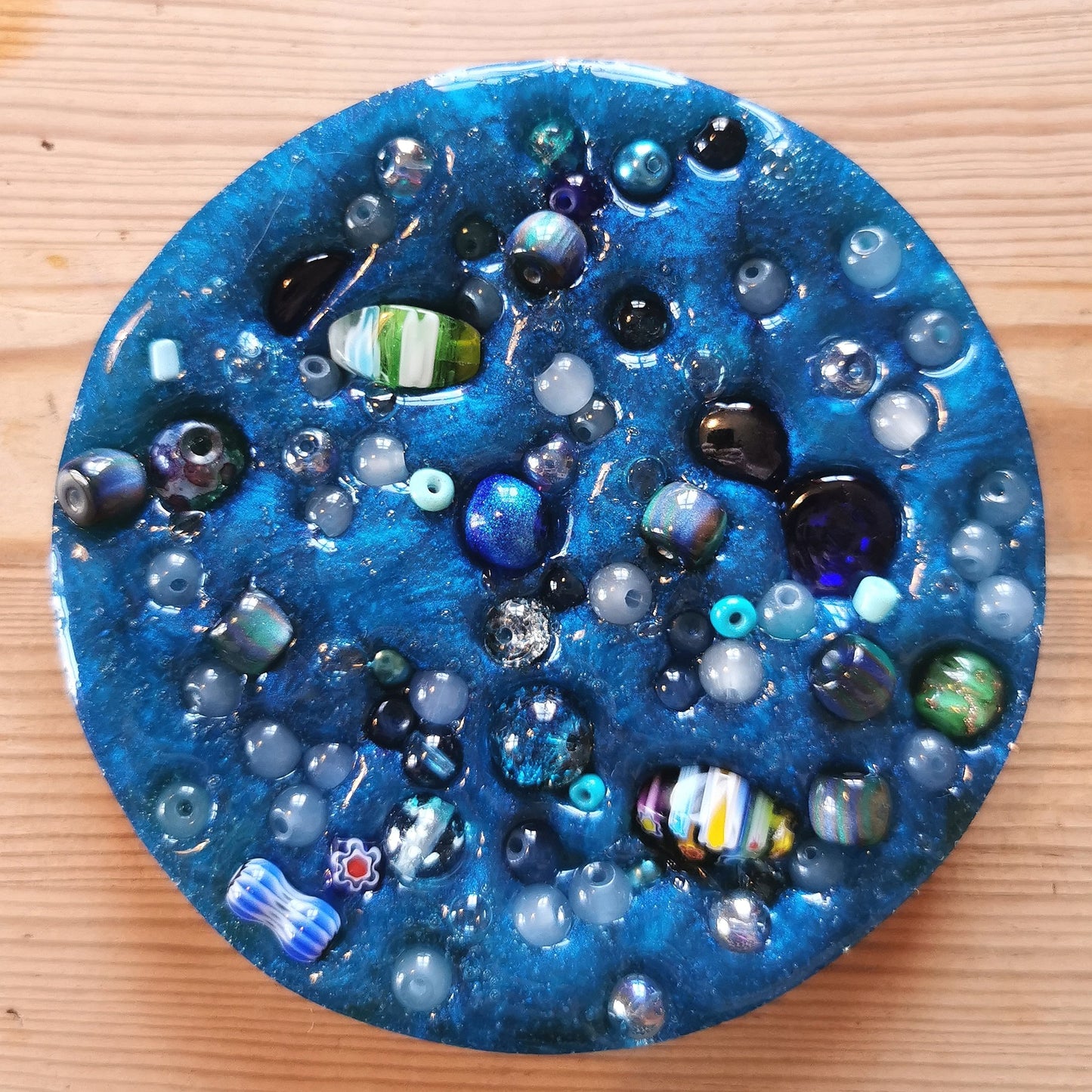 Hermohali 517 (lasihelmitäyte, turkoosinsininen helmiäisvärjätty massa)