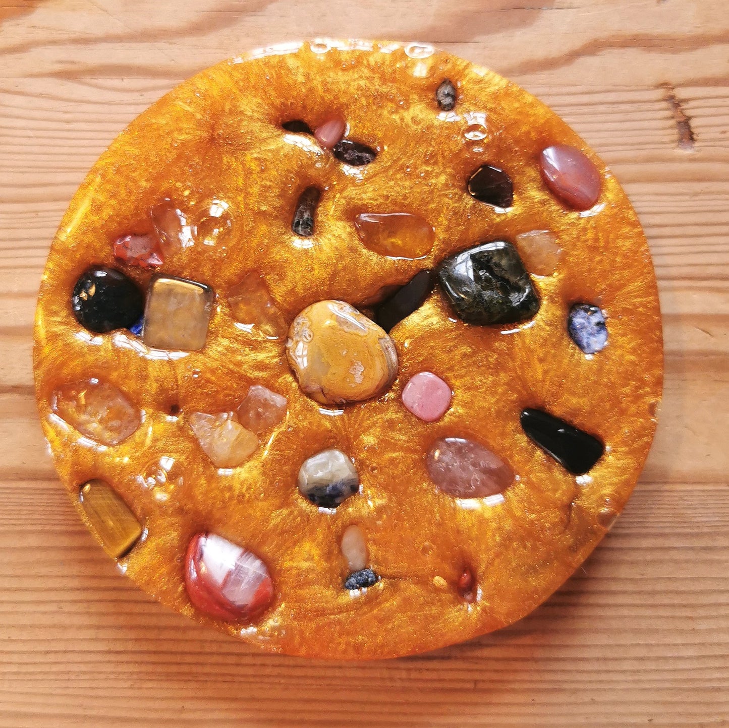 Hermohali 527 (luonnonkivitäyte, kultainen helmiäisvärjätty massa)