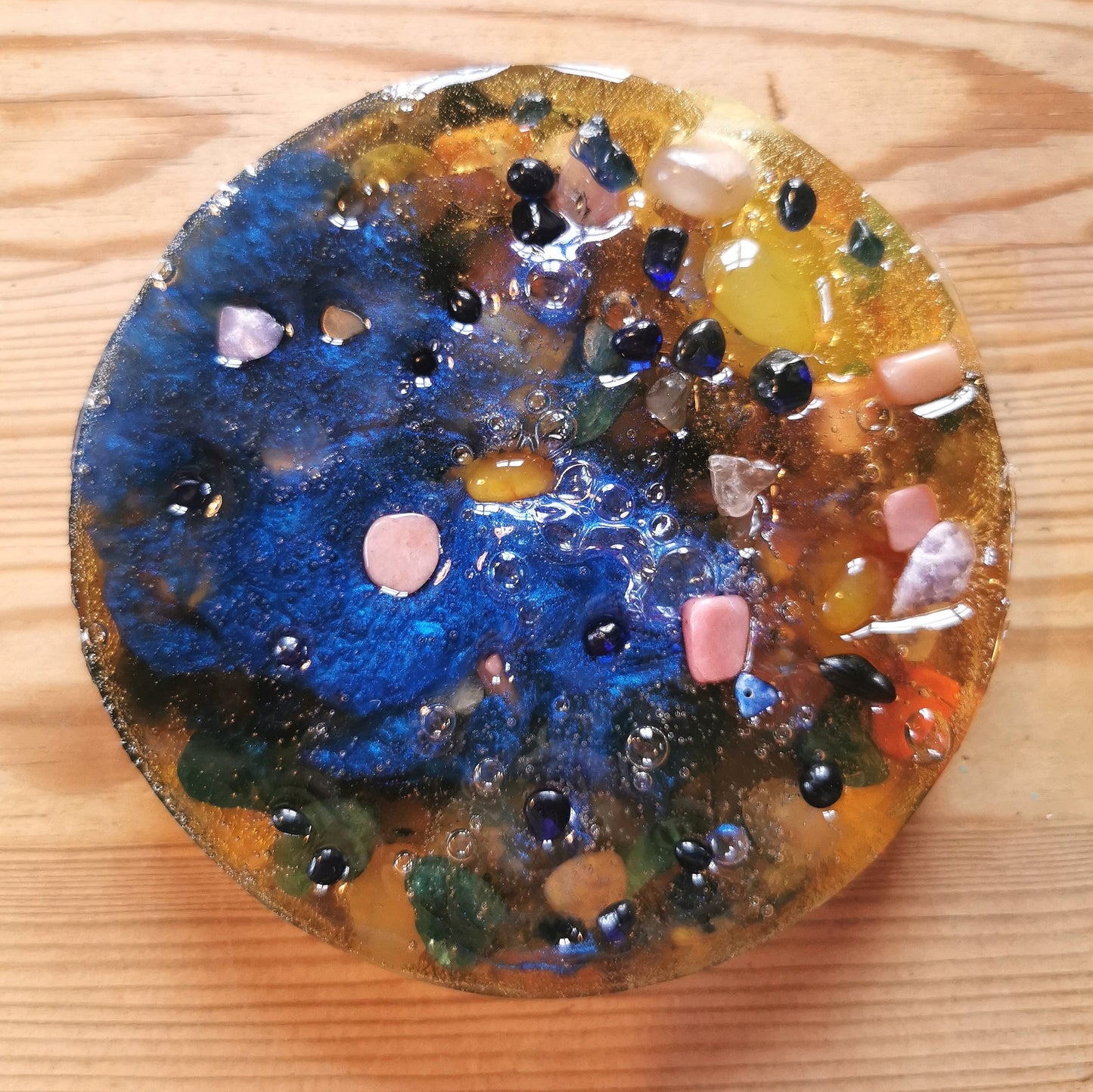 Hermohali 530 (luonnonkivitäyte, läpikuultavaa + syvänsinistä helmiäisvärjättyä massaa)