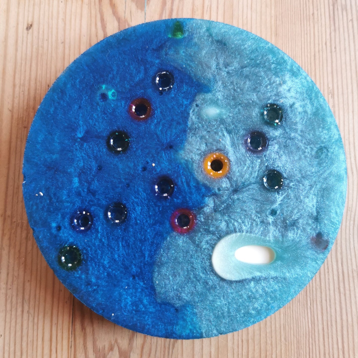 Hermohali 461 (muovi- ja akryylitäyte, monivärihelmiäinen)