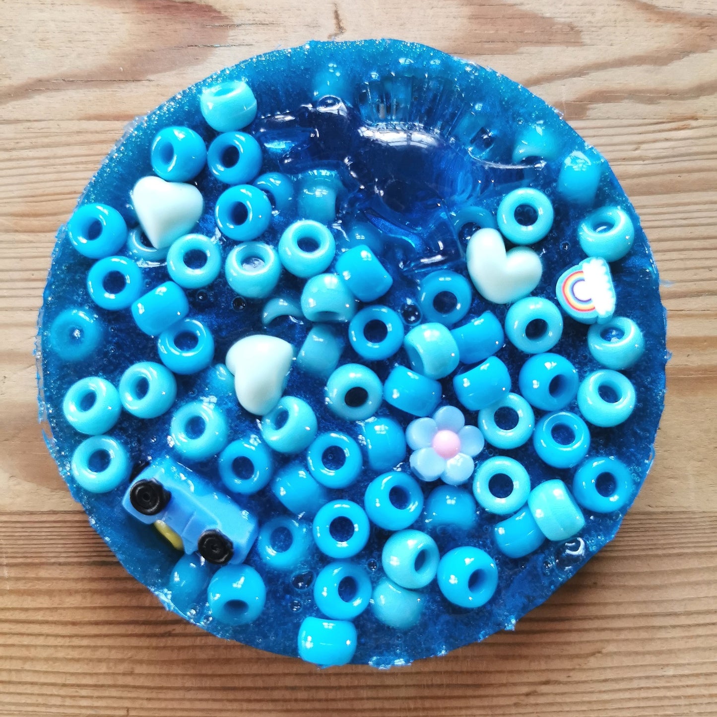 Hermohali 481 (muovi- ja akryylitäyte, sininen helmiäisvärjätty massa)