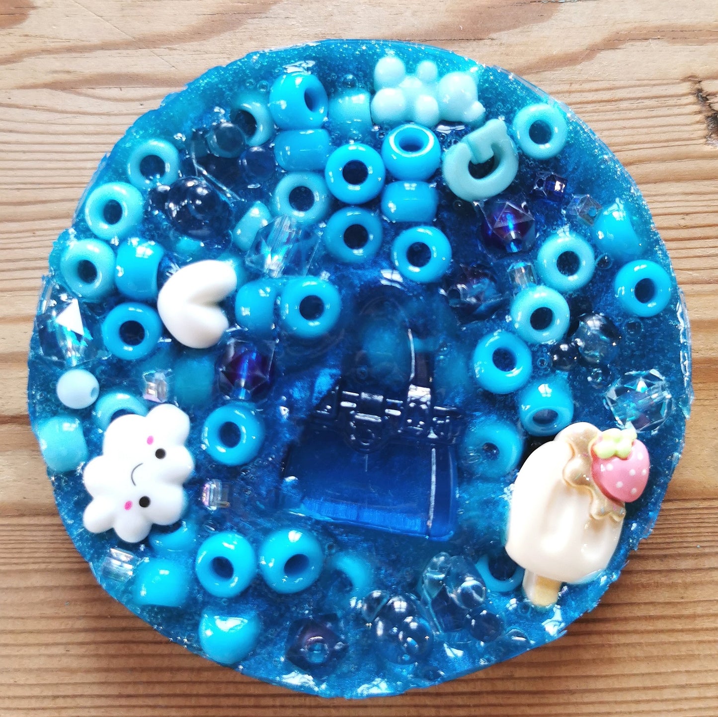 Hermohali 483 (muovi- ja akryylitäyte, sininen helmiäisvärjätty massa)