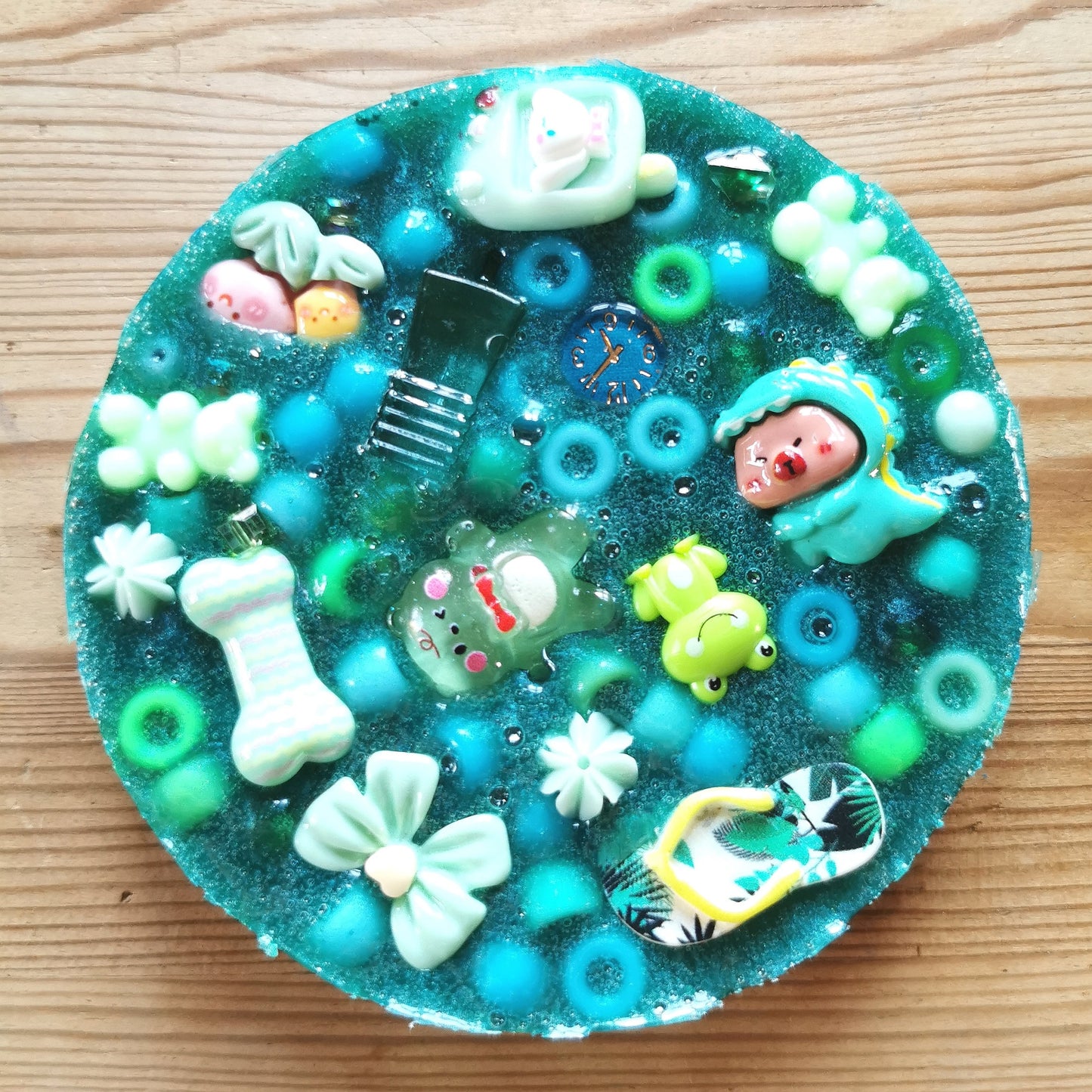 Hermohali 484 (muovi- ja akryylitäyte, turkoosinsininen helmiäisvärjätty massa)