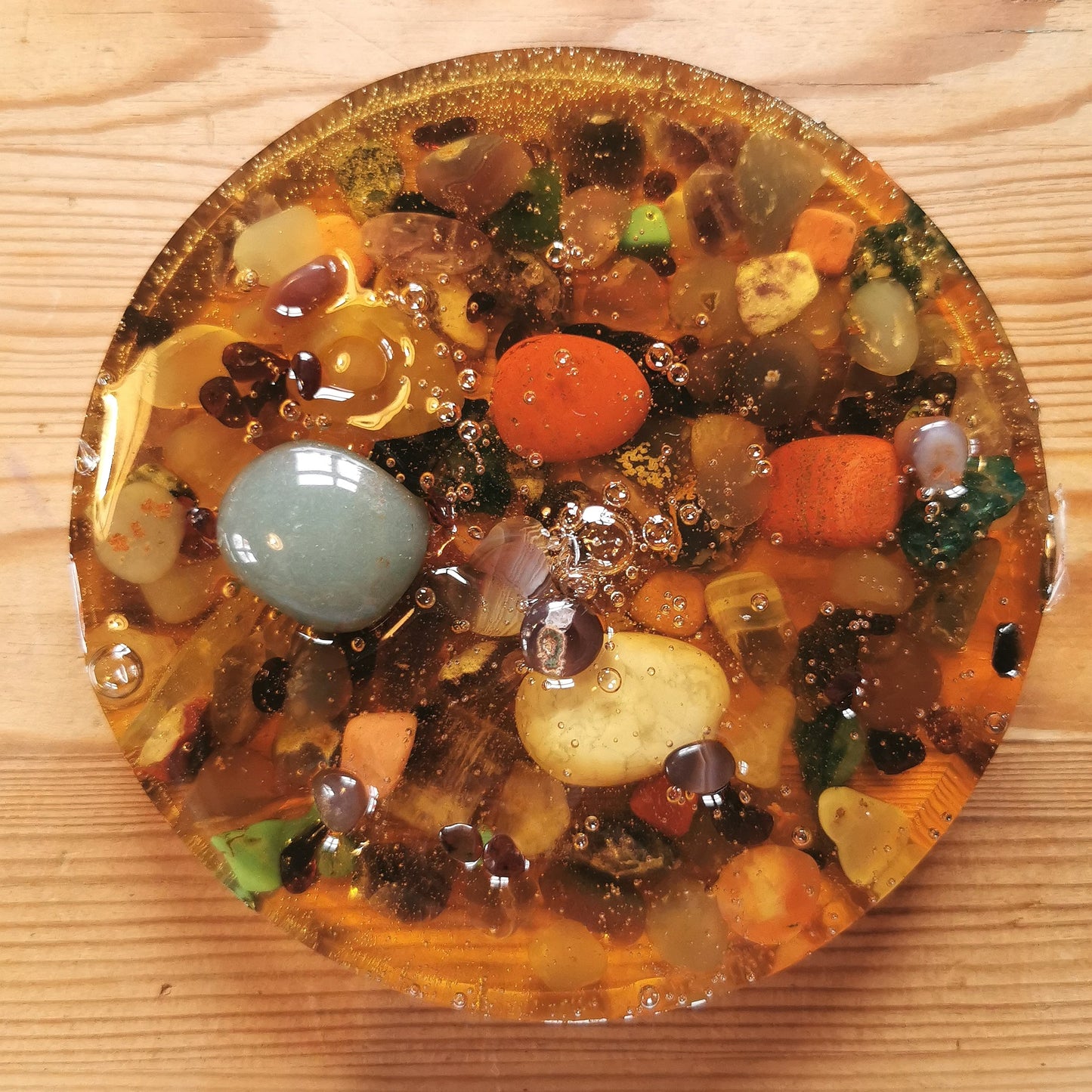 Hermohali 493 (luonnonkivitäyte, läpikuultava massa)