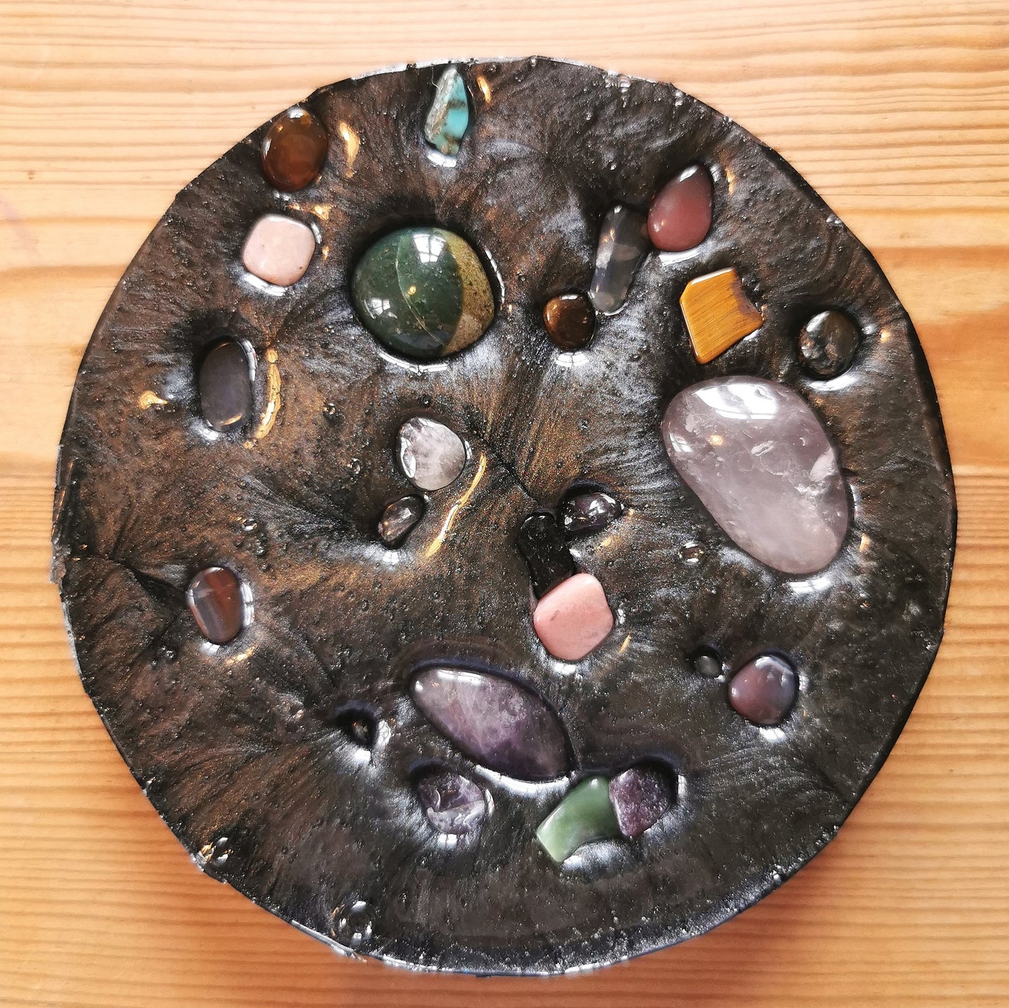 Hermohali 495 (luonnonkivitäyte, mustanharmaa helmiäisvärjätty massa)