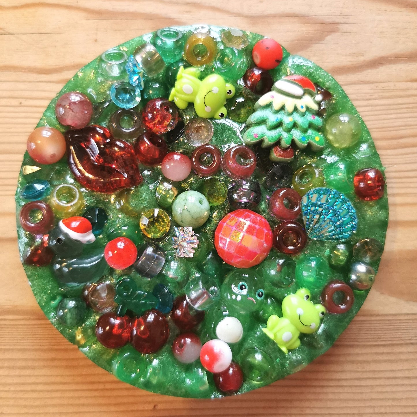 Hermohali 516 (muovi- ja akryylitäyte, vihreä helmiäisvärjätty massa)