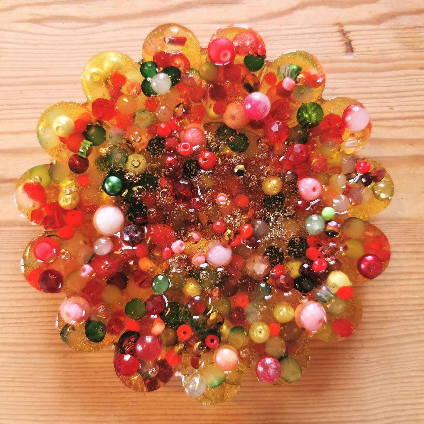 Hermohali 518 KUKKA (lasihelmitäyte, läpikuultava massa)