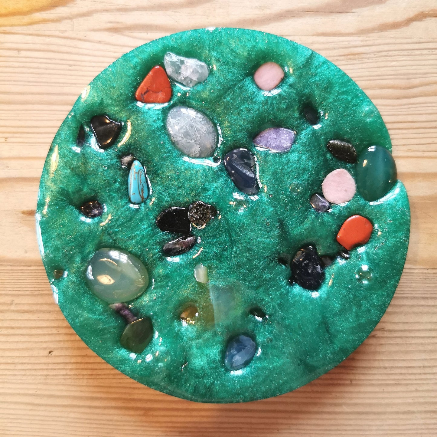 Hermohali 524 (luonnonkivitäyte, smaragdinvihreä helmiäisvärjätty massa)