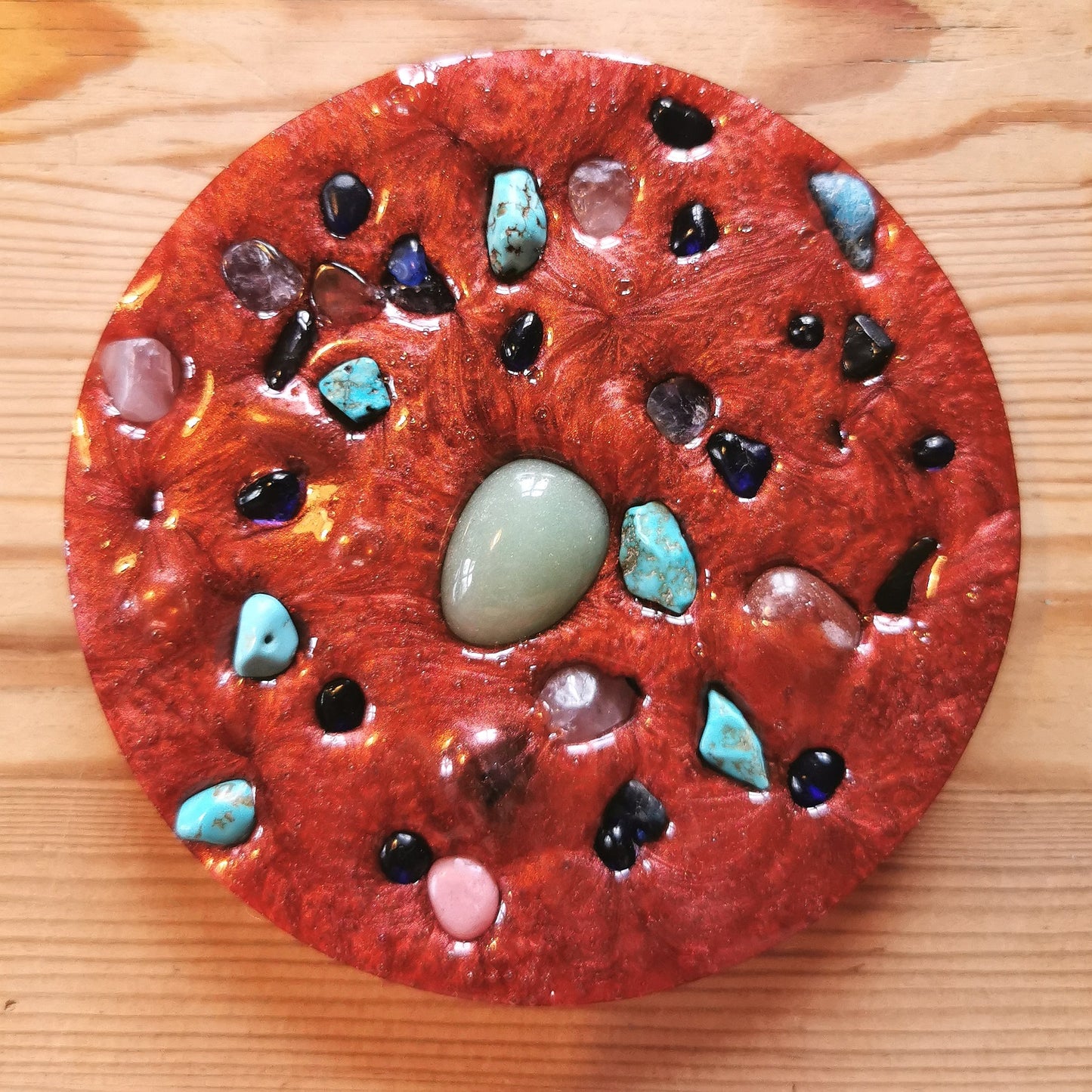 Hermohali 525 (luonnonkivitäyte, viininpunainen helmiäisvärjätty massa)