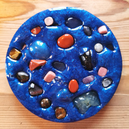 Hermohali 526 (luonnonkivitäyte, syvänsininen helmiäisvärjätty massa)