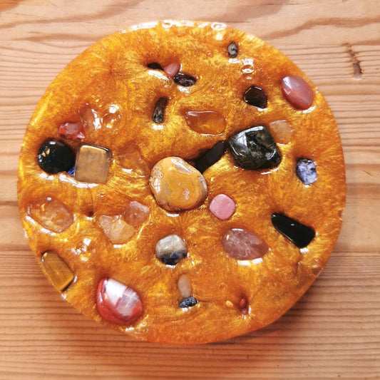 Hermohali 527 (luonnonkivitäyte, kultainen helmiäisvärjätty massa)