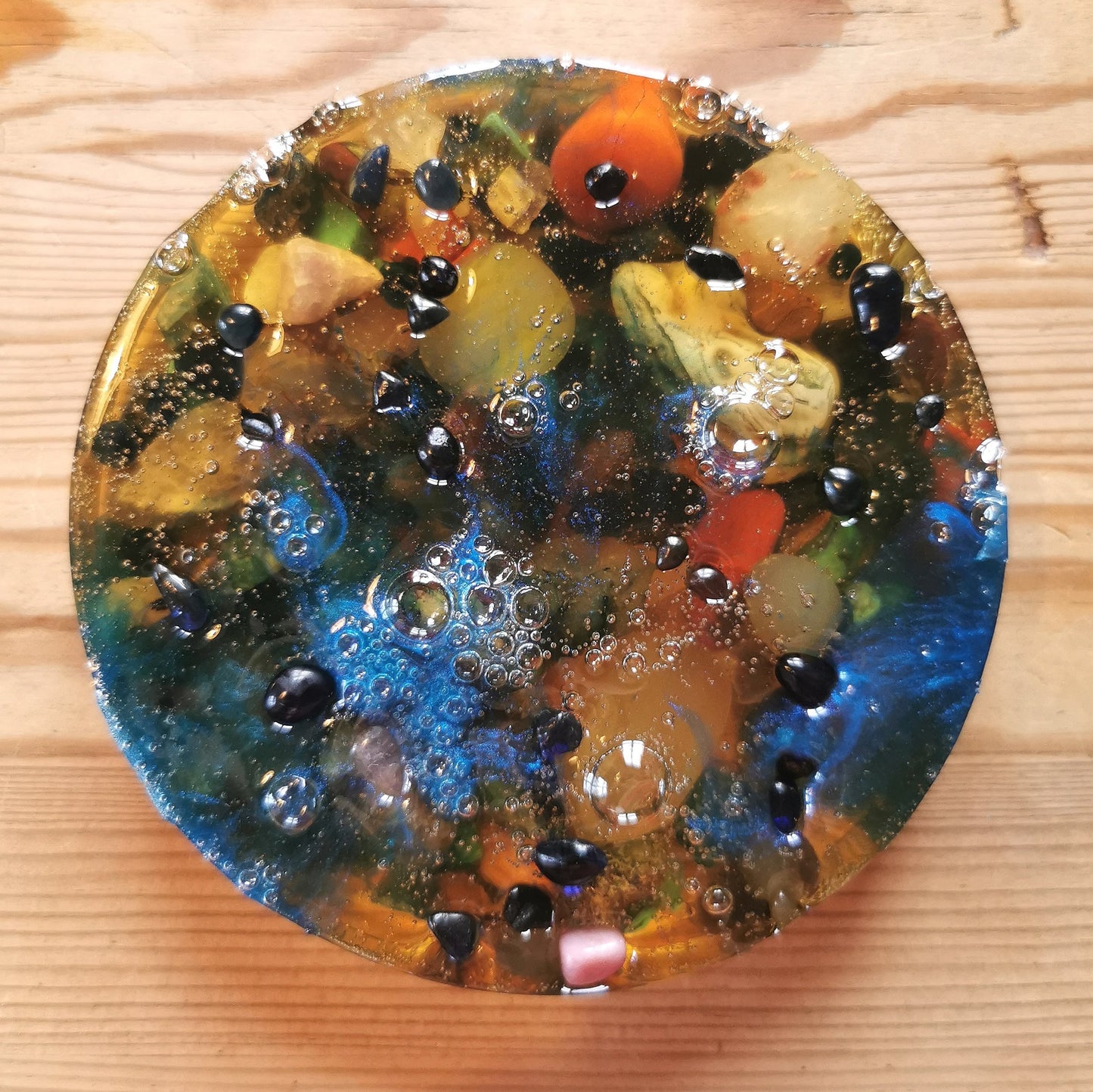 Hermohali 531 (luonnonkivitäyte, läpikuultava massa ripauksella syvänsinistä)