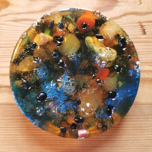 Hermohali 531 (luonnonkivitäyte, läpikuultava massa ripauksella syvänsinistä)