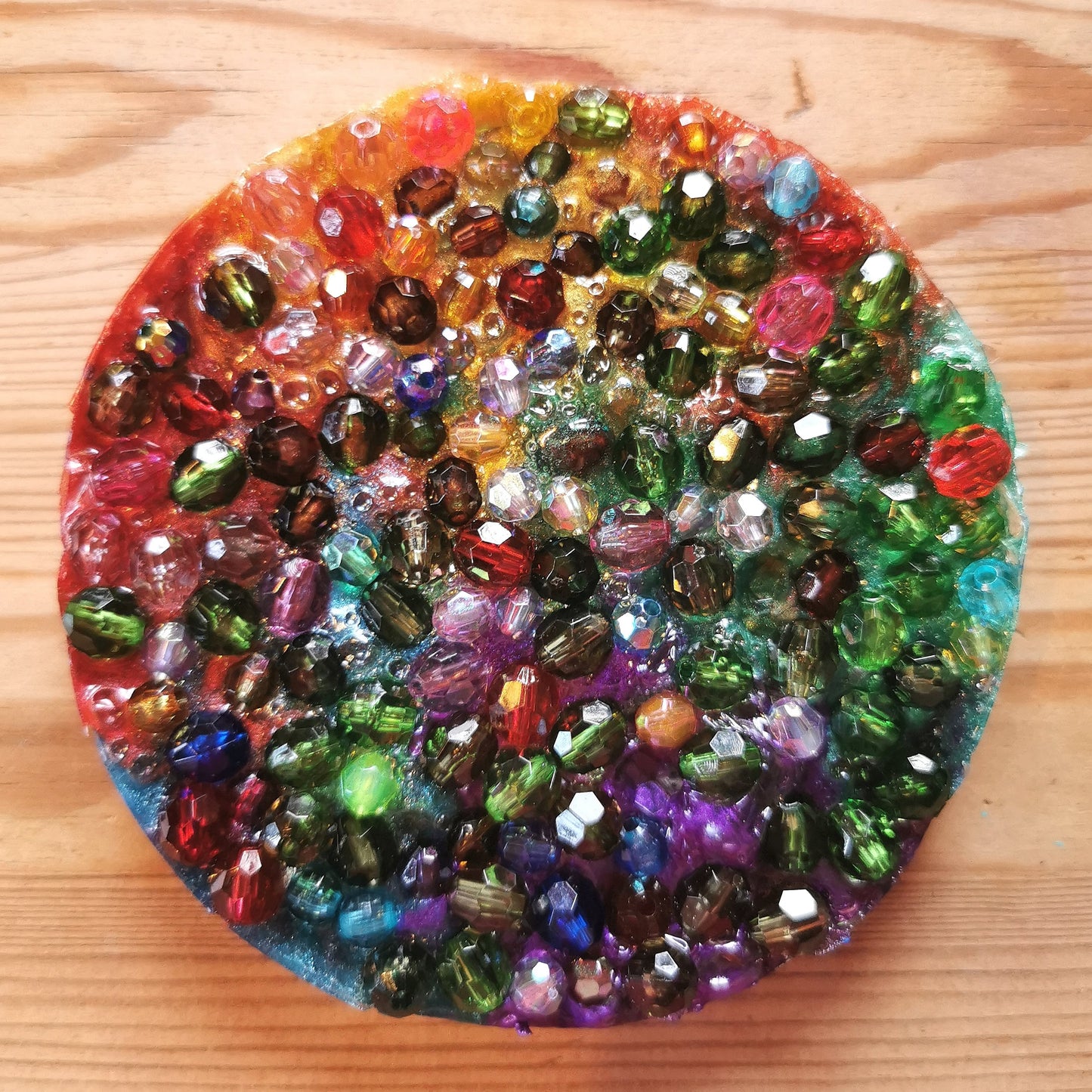 Hermohali 532 (lasihelmitäyte, läpikuultava massa, monivärihelmiäinen)