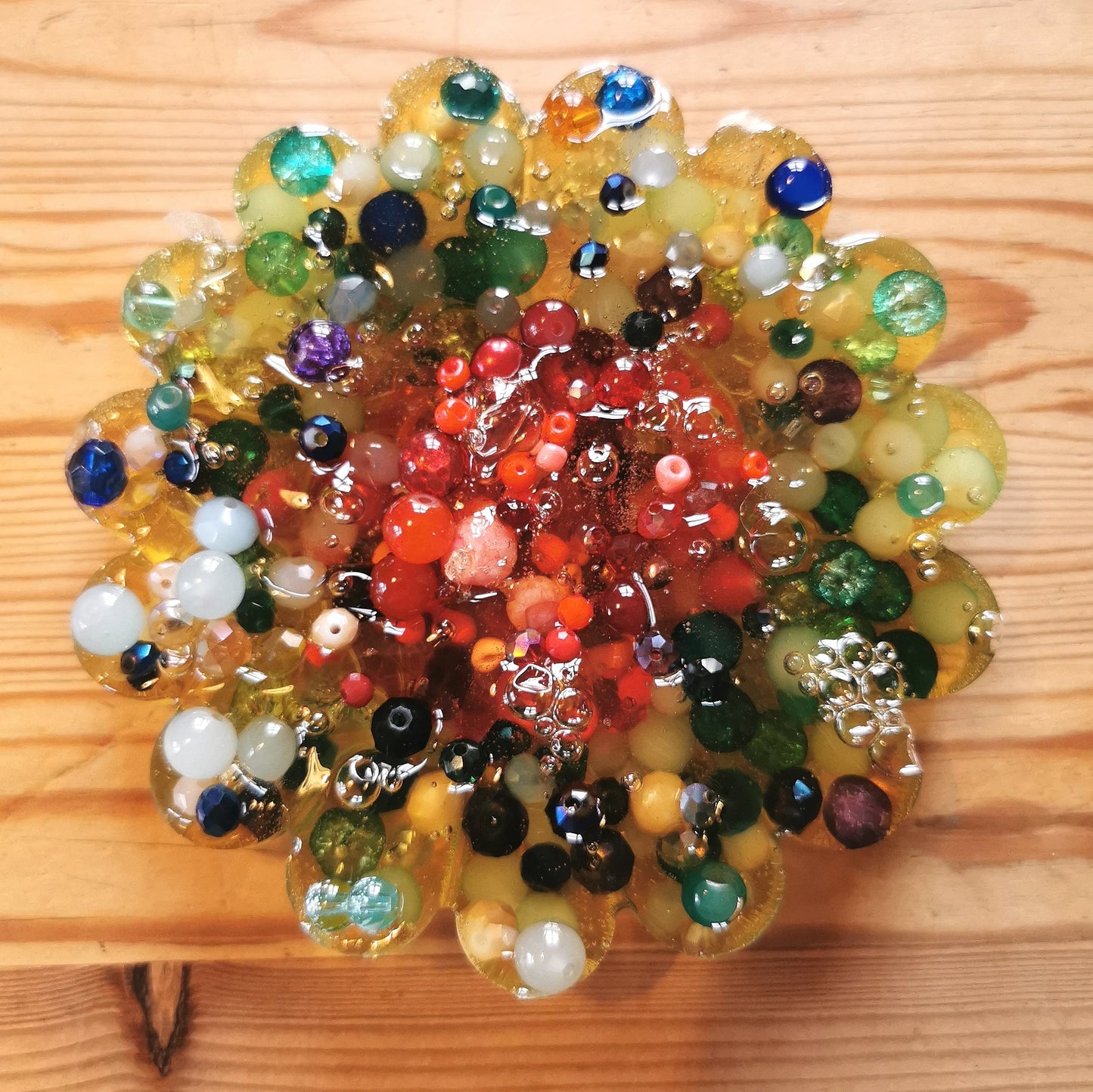 Hermohali 547 KUKKA (lasihelmitäyte, läpikuultava massa)