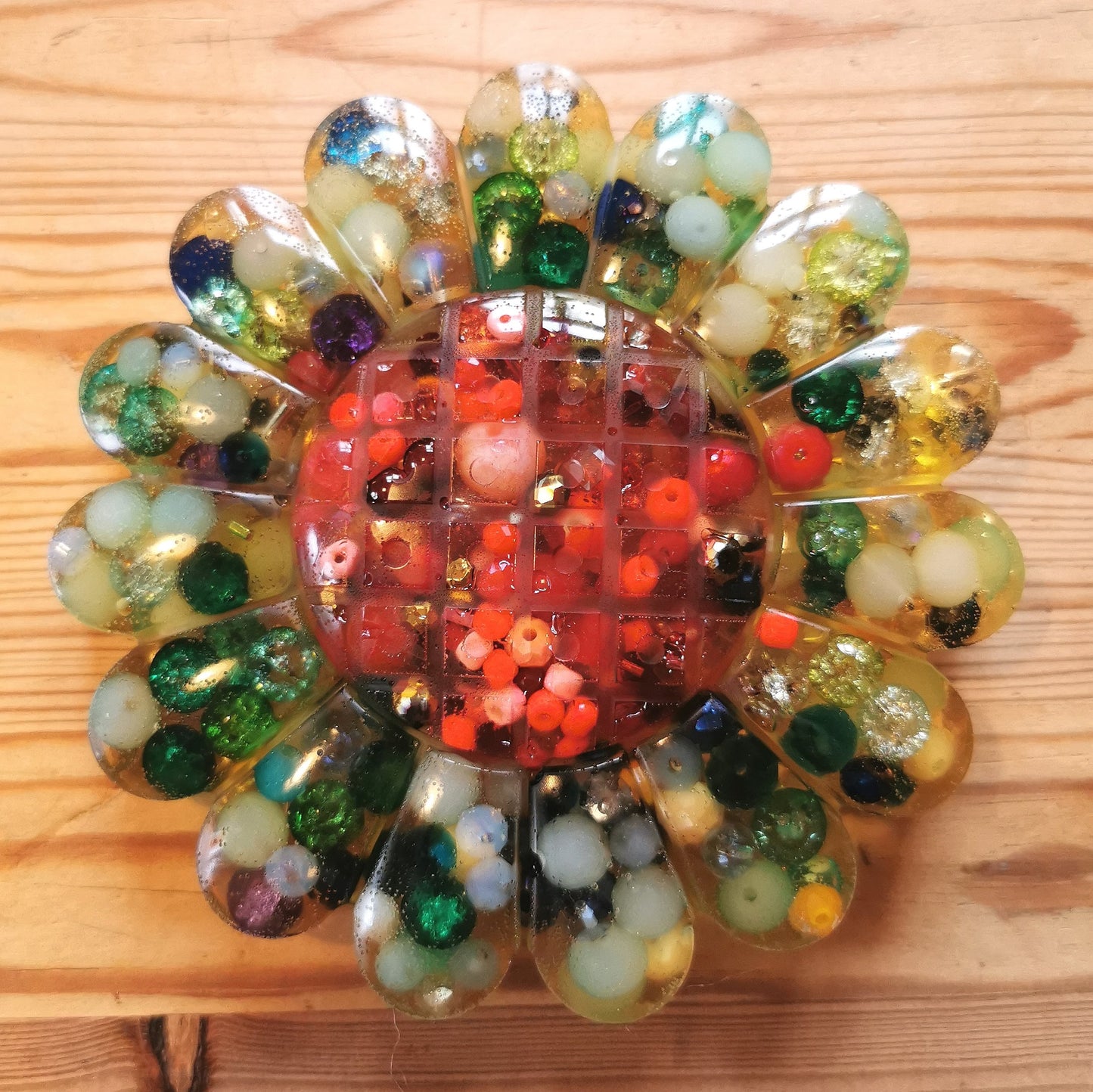 Hermohali 547 KUKKA (lasihelmitäyte, läpikuultava massa)