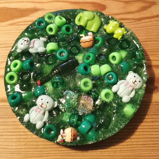 Hermohali 571 (muovi- ja akryylitäyte, vihreä helmiäisvärjätty massa)