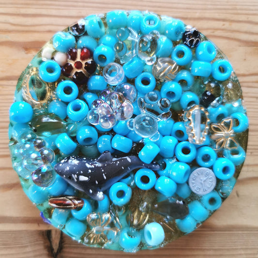 Hermohali 667 (muovi- ja akryylitäyte, turkoosinsininen helmiäisvärjätty massa)