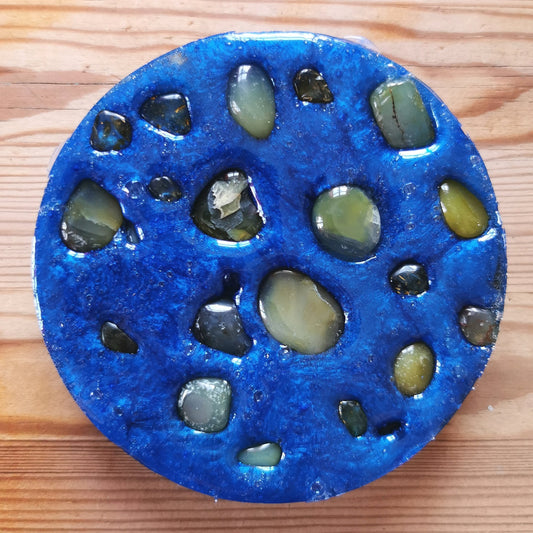 Hermohali 683 (luonnonkivitäyte, syvänsininen helmiäisvärjätty massa)