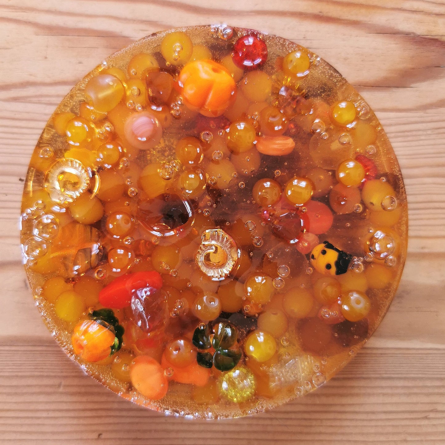 Hermohali 689 (lasihelmitäyte, läpikuultava massa)