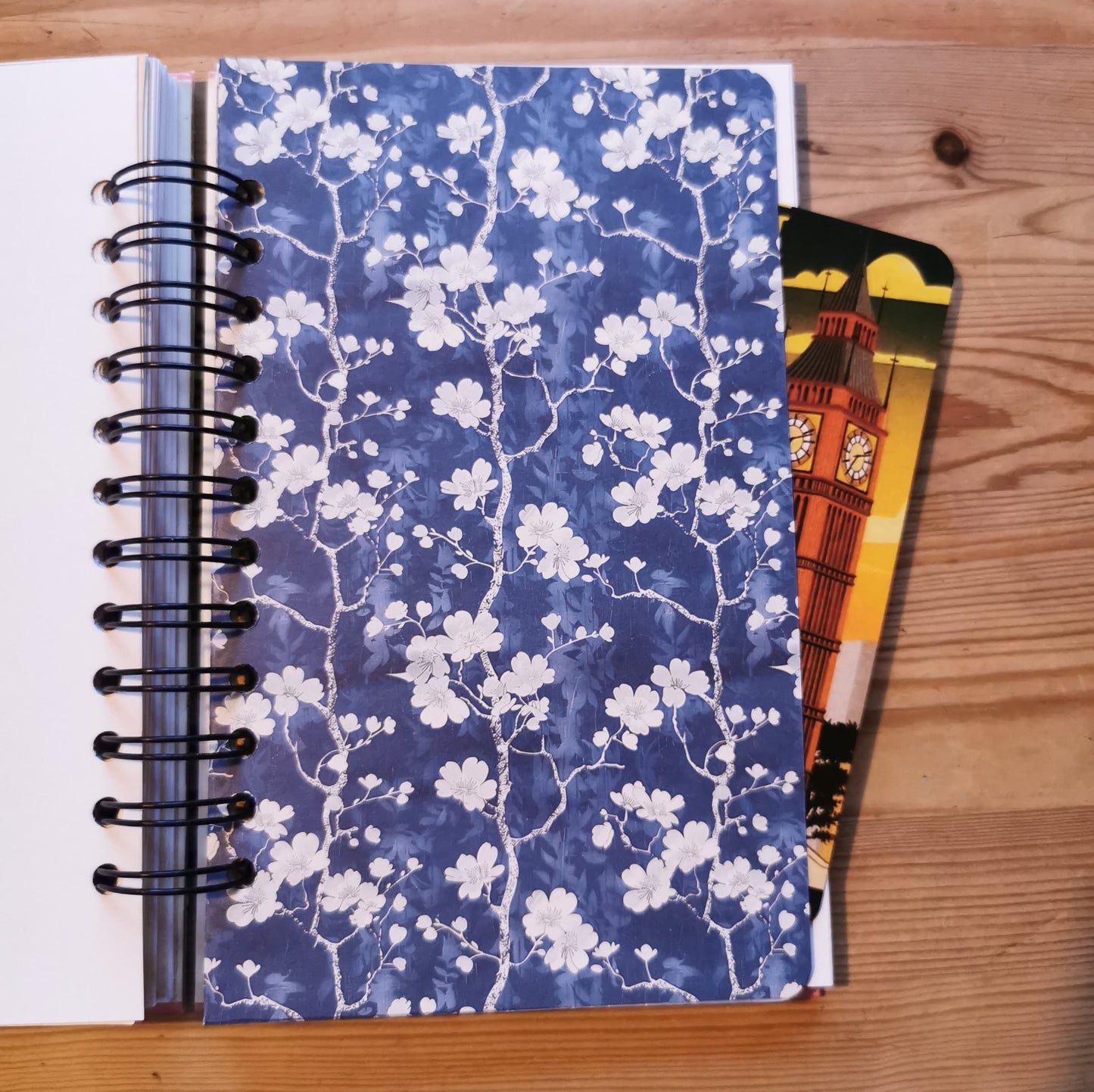 Muistikirja "Neiti Etsivä"